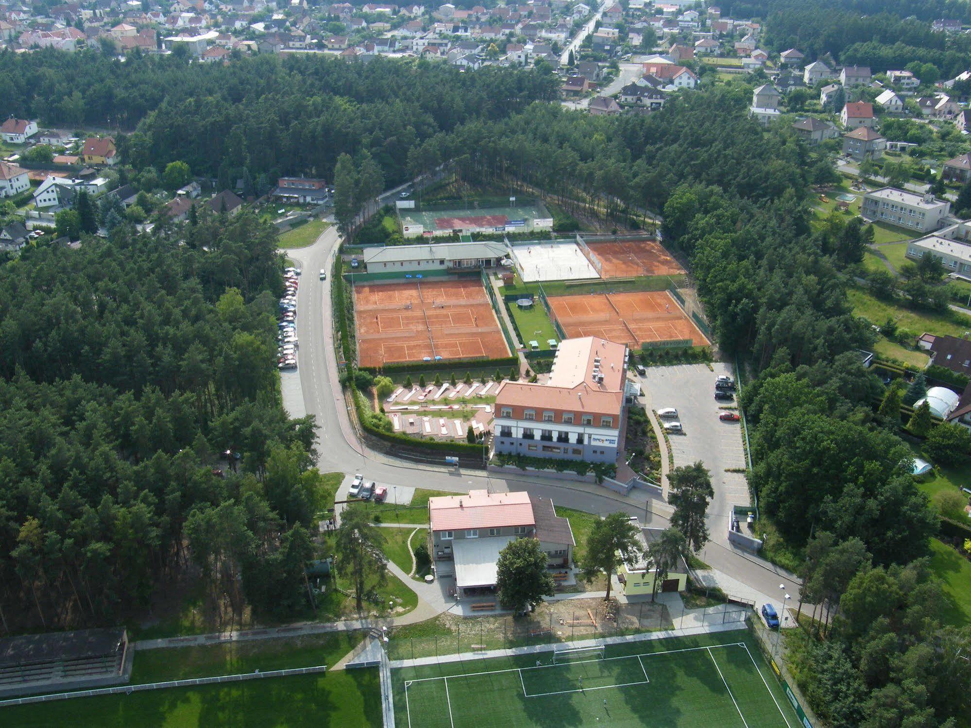 Hotel Sport Zruč Esterno foto