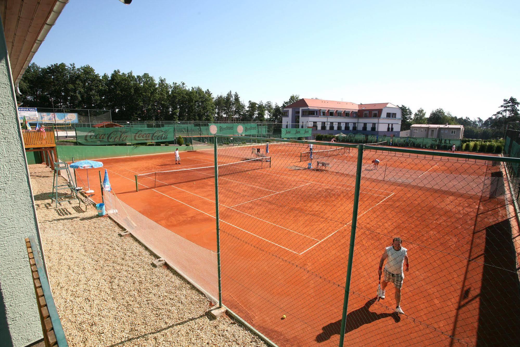 Hotel Sport Zruč Esterno foto