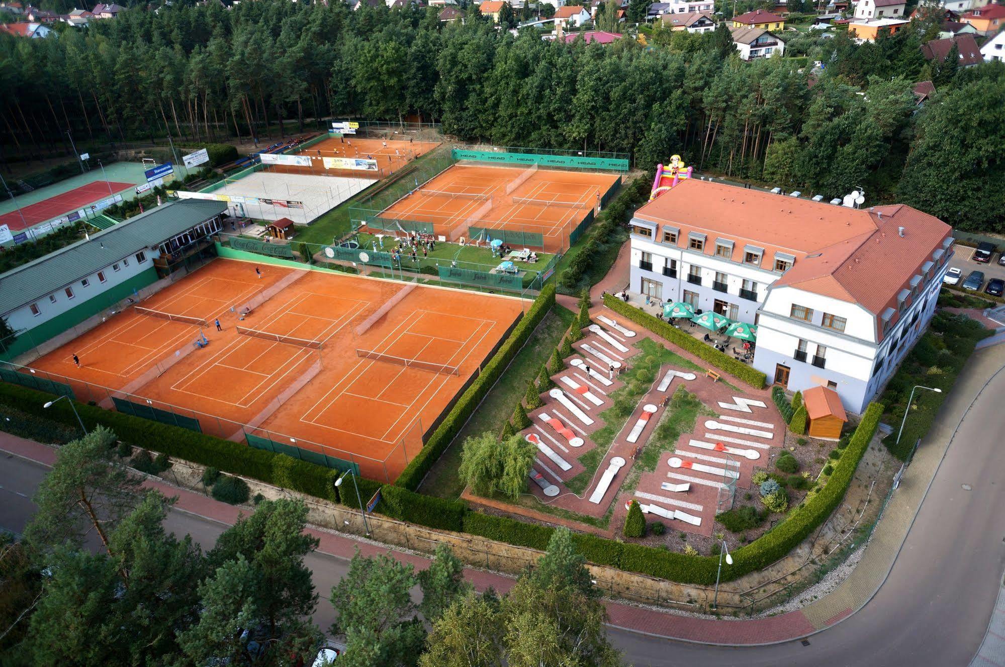 Hotel Sport Zruč Esterno foto