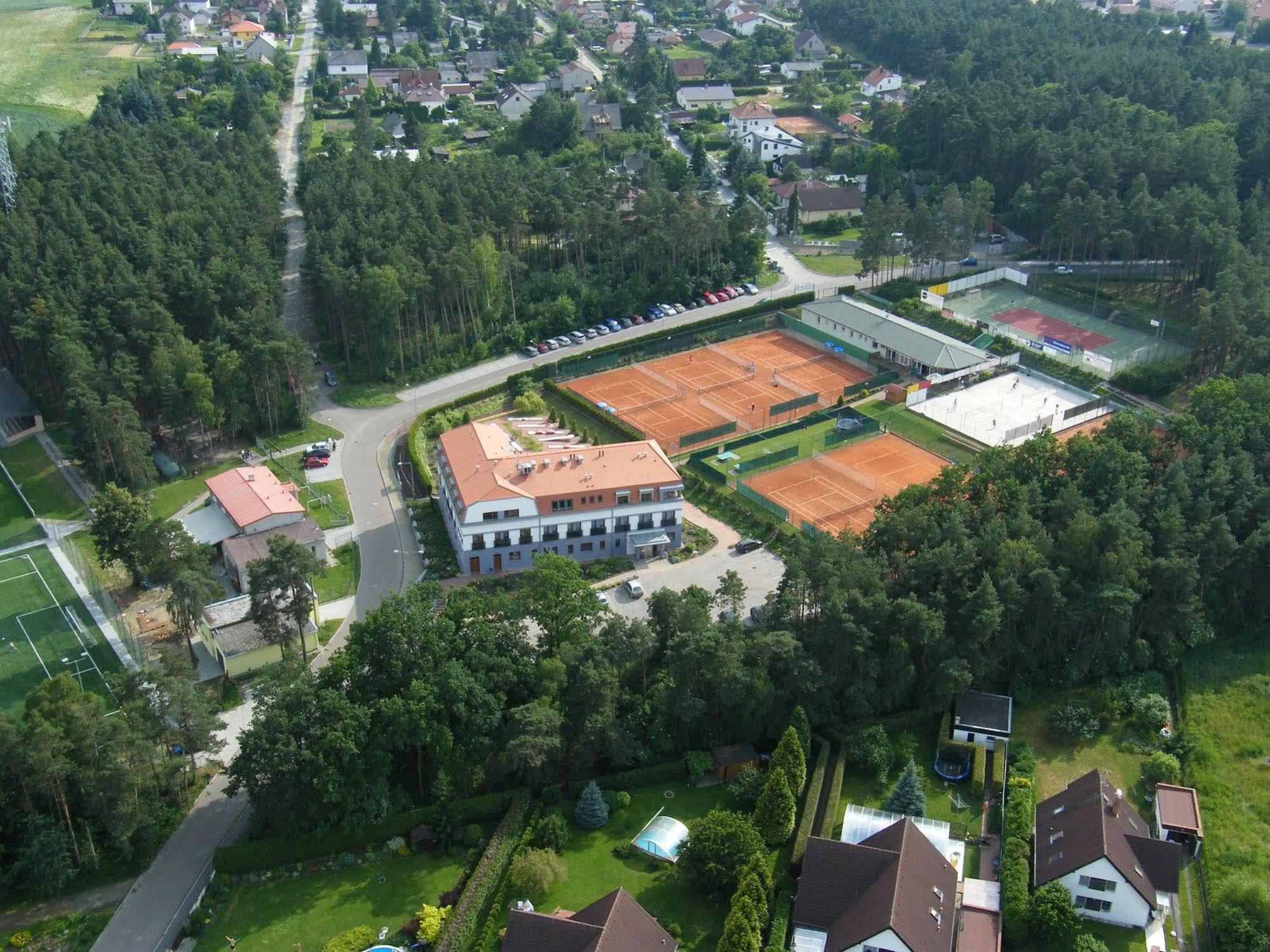 Hotel Sport Zruč Esterno foto